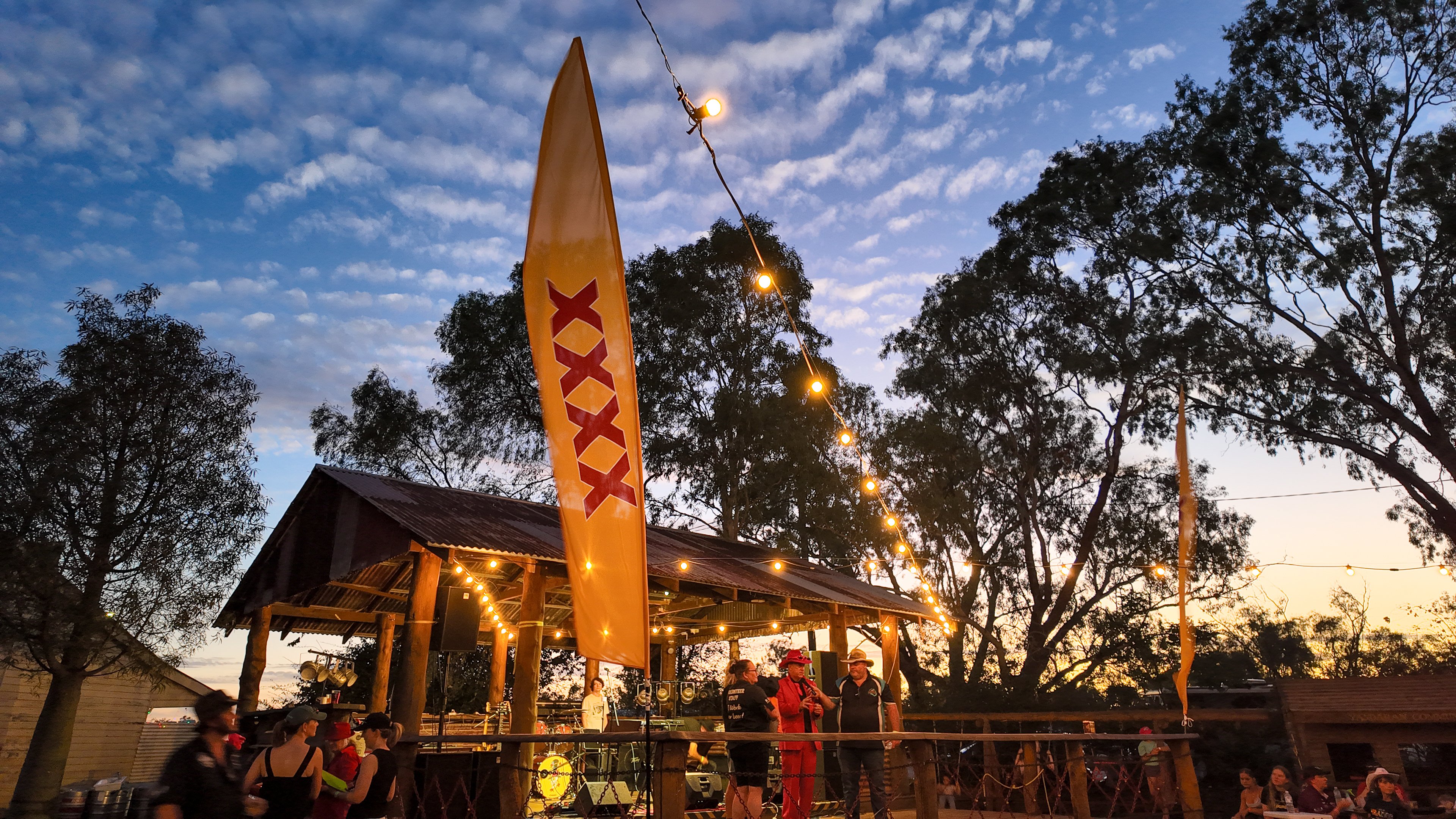 BLUE DOG TRAINING PIG RACING 1